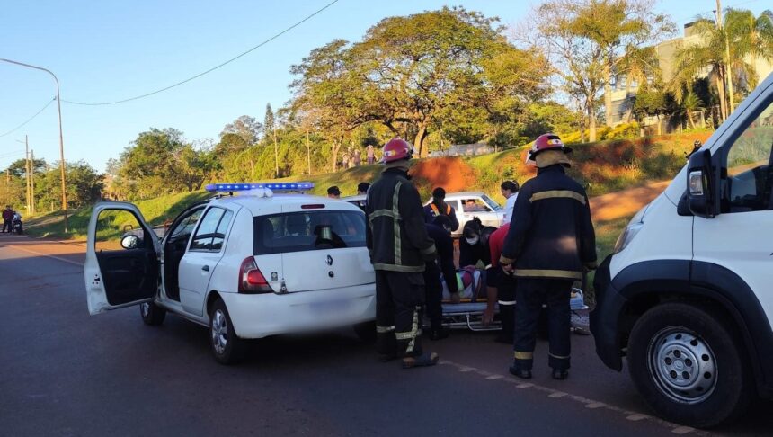 obera-|-un-trozo-de-hierro-se-desprendio-de-un-camion-e-impacto-contra-un-auto-de-transito-municipal:-el-conductor-se-dio-a-la-fuga 