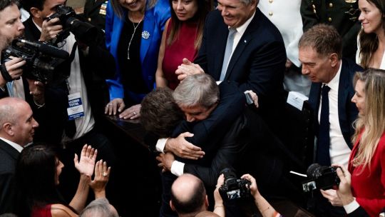 luis-caputo-predice-que-milei-ganara-las-elecciones-de-2027-de-manera-aplastante-en-la-primera-vuelta