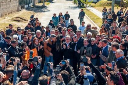 llaryora-y-passerini-habilitaron-obras-en-el-quebracho-con-una-foto-repleta-de-anotados-para-la-intendencia