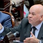 leiva-llevo-una-careta-de-adorni-al-congreso-y-lo-llamo-“el-mayor-delincuente-de-este-gobierno”