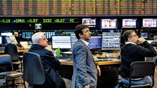 bonos-y-adrs-argentinos-rebotan-en-wall-street-y-el-riesgo-pais-perfora-los-530-puntos
