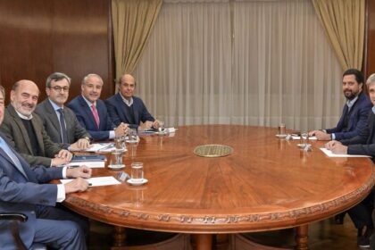 luis-caputo-recibio-a-la-uia:-coincidieron-en-la-necesidad-de-bajar-impuestos-y-los-industriales-pidieron-frenar-embargos-de-arca