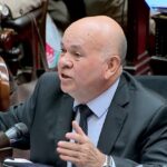 martin-menem-se-cruzo-con-un-diputado-k-que-es-excombatiente-de-malvinas:-hubo-gritos,-una-careta-de-adorni-y-hasta-una-mencion-a-la-pelea-con-santiago-caputo