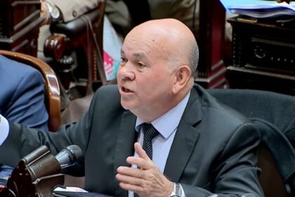 martin-menem-se-cruzo-con-un-diputado-k-que-es-excombatiente-de-malvinas:-hubo-gritos,-una-careta-de-adorni-y-hasta-una-mencion-a-la-pelea-con-santiago-caputo