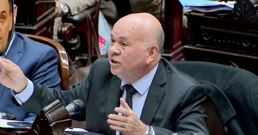 martin-menem-se-cruzo-con-un-diputado-k-que-es-excombatiente-de-malvinas:-hubo-gritos,-una-careta-de-adorni-y-hasta-una-mencion-a-la-pelea-con-santiago-caputo