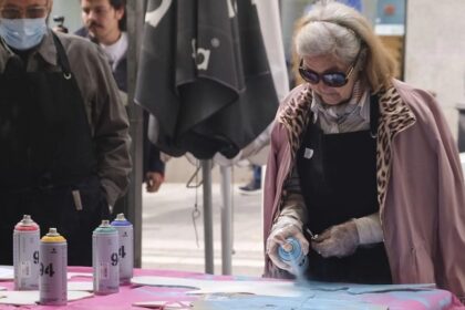 las-abuelas-grafiteras-de-lavapies-vuelven-a-pintar-madrid-y-llenan-de-memoria-un-festival