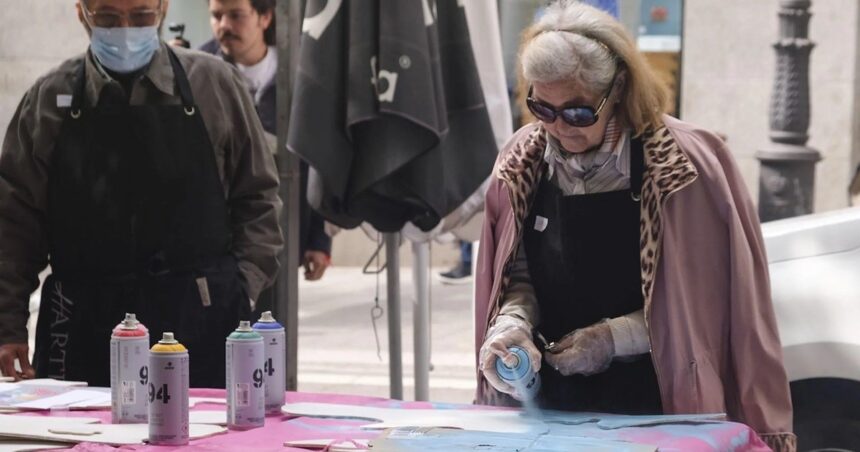 las-abuelas-grafiteras-de-lavapies-vuelven-a-pintar-madrid-y-llenan-de-memoria-un-festival