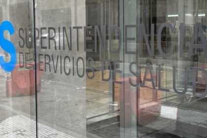 kicillof-afirmo-que-casi-800-mil-personas-perdieron-su-obra-social-con-milei-y-el-gobierno-salio-a-cruzarlo:-dijo-que-hay-370-mil-personas-mas-con-prepaga