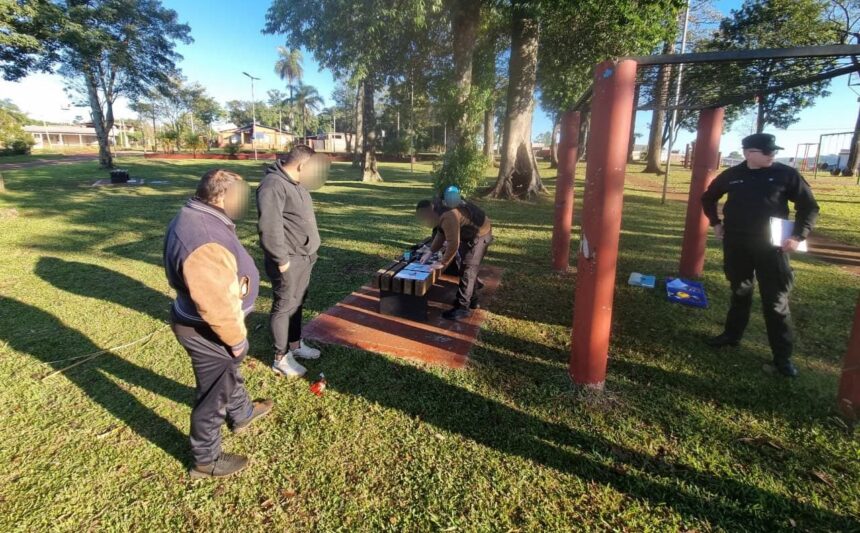 obera-|-tras-el-aviso-de-vecinos,-arrestaron-a-un-hombre-que-estaba-consumiendo-marihuana-en-una-plaza-infantil 