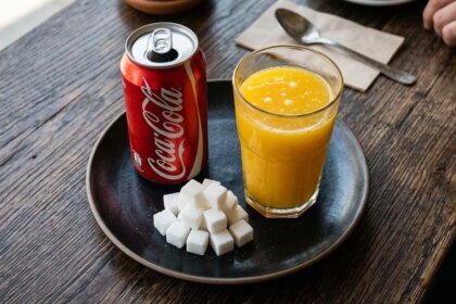 la-falsa-promesa-del-exprimido:-por-que-un-vaso-de-jugo-de-naranja-tiene-la-misma-cantidad-de-azucar-que-una-coca-cola