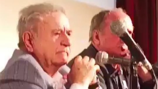 escracharon-a-duhalde-en-la-presentacion-de-un-libro-sobre-su-gestion-como-gobernador:-por-que-se-canto-la-la-marcha-peronista