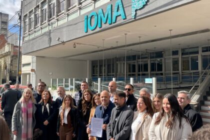 en-medio-de-los-reclamos-a-kicillof-desde-el-garrahan,-legisladores-libertarios-se-presentaron-en-el-ioma-para-exigir-informacion-sobre-la-deuda-provincial