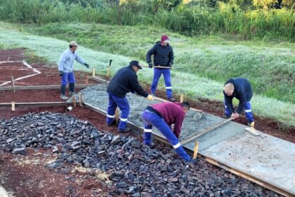 avanzan-las-obras-en-la-plaza-villa-lindstrom-de-obera-con-nuevos-senderos,-juegos-y-playon