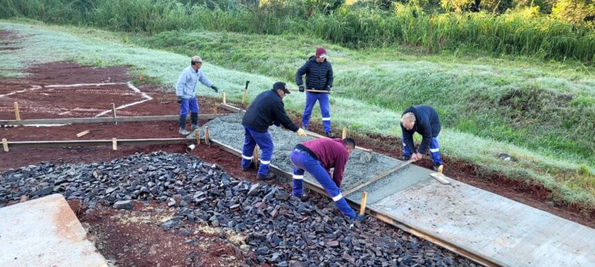 avanzan-las-obras-en-la-plaza-villa-lindstrom-de-obera-con-nuevos-senderos,-juegos-y-playon