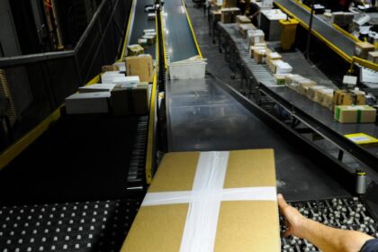 por-la-baja-del-dolar,-crecen-las-importaciones-para-consumo-y-las-compras-por-courier-llegaron-a-un-record