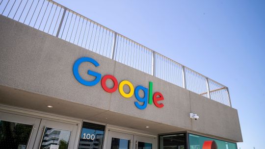 google-reinventa-su-buscador-y-acelera-en-la-carrera-de-la-ia-para-frenar-a-openai