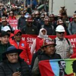 fuego,-escasez-y-gases-lacrimogenos-en-bolivia:-la-calle-acorrala-al-gobierno-y-exige-su-renuncia