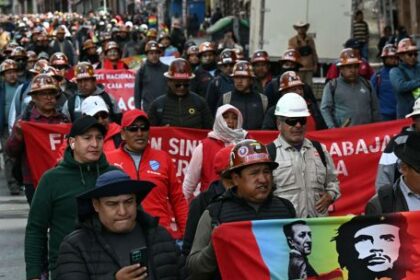 fuego,-escasez-y-gases-lacrimogenos-en-bolivia:-la-calle-acorrala-al-gobierno-y-exige-su-renuncia