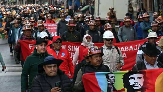 fuego,-escasez-y-gases-lacrimogenos-en-bolivia:-la-calle-acorrala-al-gobierno-y-exige-su-renuncia