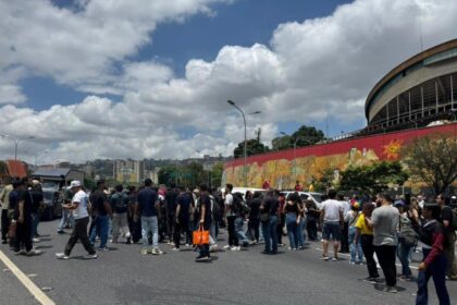 gremios-de-la-ucv-trancan-autopista-fajardo-para-exigir-que-se-cumplan-sus-exigencias-contractuales