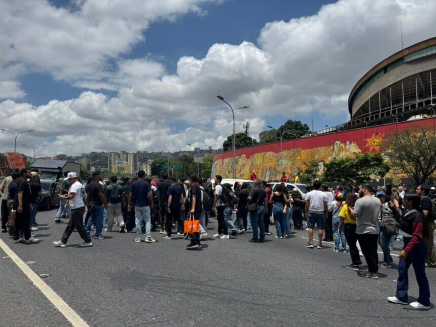 gremios-de-la-ucv-trancan-autopista-fajardo-para-exigir-que-se-cumplan-sus-exigencias-contractuales