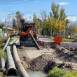 multan-a-aysam-con-$120-millones-por-volcar-liquidos-cloacales-sin-tratar-en-un-canal-de-riego