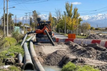 multan-a-aysam-con-$120-millones-por-volcar-liquidos-cloacales-sin-tratar-en-un-canal-de-riego