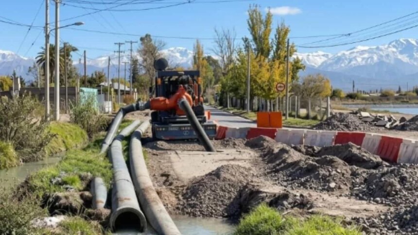 multan-a-aysam-con-$120-millones-por-volcar-liquidos-cloacales-sin-tratar-en-un-canal-de-riego