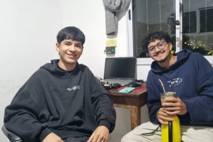 desde-una-habitacion-en-posadas-y-con-pocas-herramientas,-jovenes-emprendedores-producen-musica-para-artistas-emergentes:-“todo-pasa-aca-y-es-lo-que-tenemos”