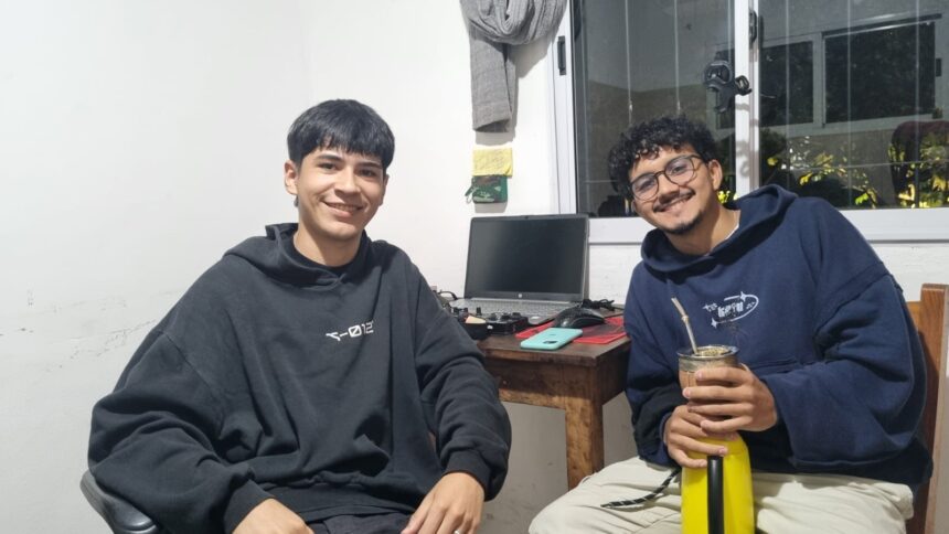 desde-una-habitacion-en-posadas-y-con-pocas-herramientas,-jovenes-emprendedores-producen-musica-para-artistas-emergentes:-“todo-pasa-aca-y-es-lo-que-tenemos”