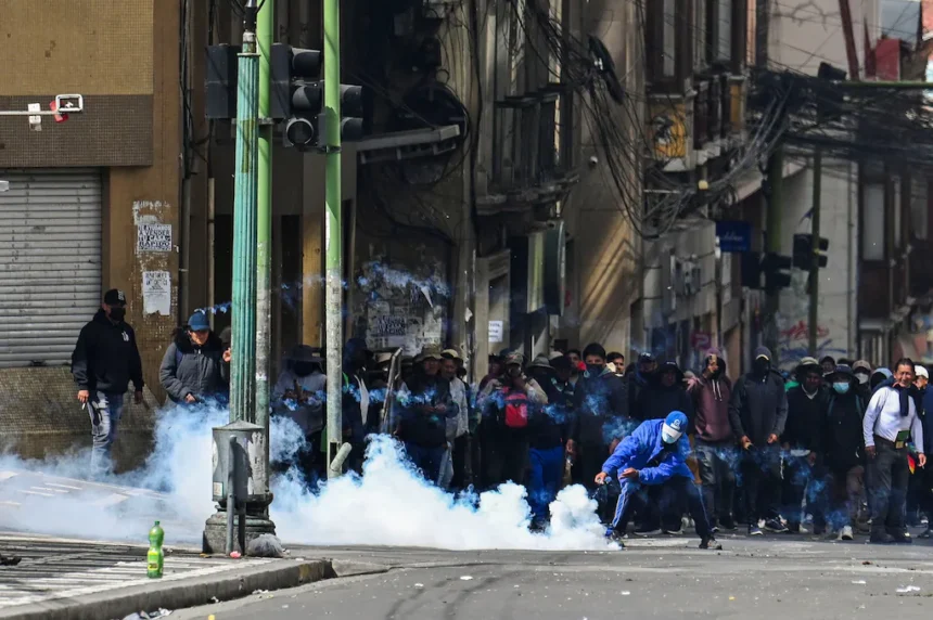 bolivia-|-el-gobierno-prepara-un-operativo-policial-para-liberar-rutas-y-busca-dialogo-con-campesinos-que-bloquean-a-la-paz