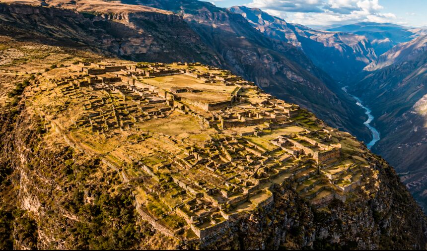 arqueologos-descubren-en-peru-ciudadela-inca-comparable-con-machu-picchu:-escondia-casi-3.000-lentejuelas-de-oro,-plata-y-cobre