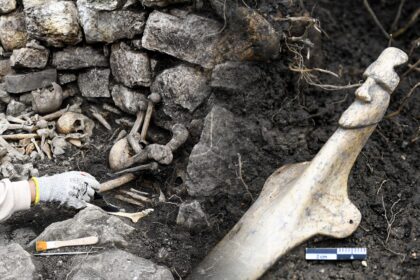 arqueologos-de-peru-descubren-tumba-de-hace-600-anos-en-kuelap-con-restos-humanos-y-ofrendas-ceremoniales-unicas