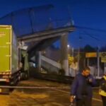 impactante-derrumbe-en-panamericana:-un-camion-choco-un-puente-y-lo-hizo-colapsar-en-plena-madrugada