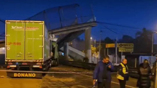 impactante-derrumbe-en-panamericana:-un-camion-choco-un-puente-y-lo-hizo-colapsar-en-plena-madrugada