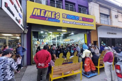 furor-por-las-figuritas-del-mundial-en-posadas:-masivo-intercambio-para-completar-el-album