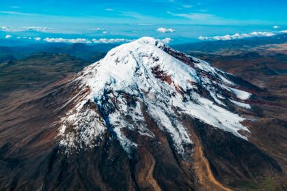no-es-el-everest:-un-volcan-de-sudamerica-es-el-punto-mas-cercano-al-espacio,-con-su-cumbre-a-casi-6.500-km-del-centro-de-la-tierra