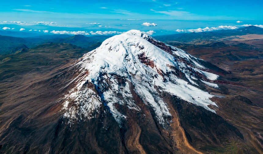 no-es-el-everest:-un-volcan-de-sudamerica-es-el-punto-mas-cercano-al-espacio,-con-su-cumbre-a-casi-6.500-km-del-centro-de-la-tierra