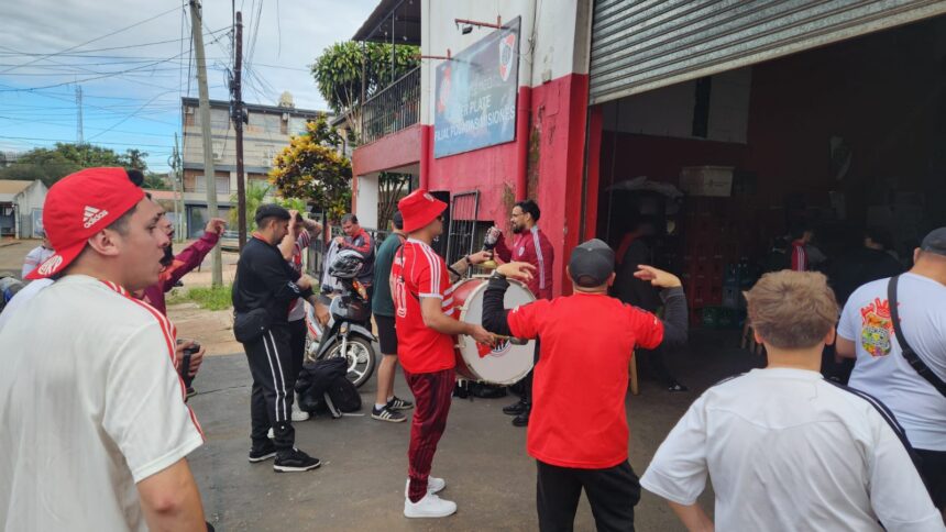 asi-viven-los-hinchas-en-posadas-la-previa-del-partido-entre-river-y-belgrano