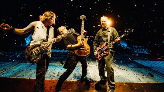 airbag-convirtio-velez-en-una-guerra-rockera-entre-pogos-salvajes,-un-avion-gigante-y-un-setlist-que-rompio-todas-las-reglas