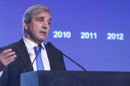 el-plan-de-caputo-para-pagar-la-deuda:-prestamo-de-bancos-por-us$-4.000-millones-hasta-2032-y-tres-anos-sin-pago-de-intereses
