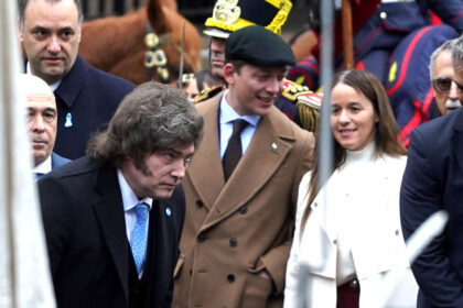 santiago-caputo-fue-vestido-de-peaky-blinders-al-tedeum-y-explotaron-las-redes