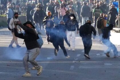 rodrigo-paz-acorralado:-marchas-y-violentos-choques-en-la-paz-exigen-la-renuncia-del-presidente