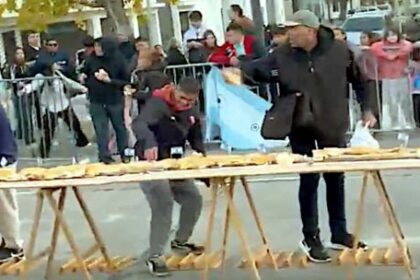 descontrol-en-avellaneda-por-el-sandwich-de-matambre-a-la-pizza-gigante:-derribaron-vallas-para-llevarse-porciones
