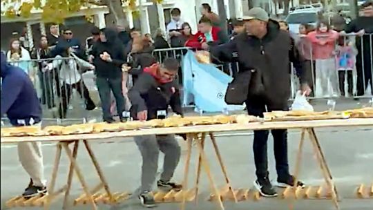 descontrol-en-avellaneda-por-el-sandwich-de-matambre-a-la-pizza-gigante:-derribaron-vallas-para-llevarse-porciones