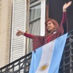 cristina-kirchner-reaparecio-ante-la-militancia-que-la-visito,-en-el-aniversario-de-la-llegada-de-nestor-kirchner-al-poder