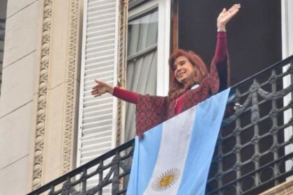 cristina-kirchner-reaparecio-ante-la-militancia-que-la-visito,-en-el-aniversario-de-la-llegada-de-nestor-kirchner-al-poder