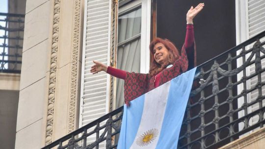 cristina-kirchner-reaparecio-ante-la-militancia-que-la-visito,-en-el-aniversario-de-la-llegada-de-nestor-kirchner-al-poder