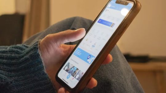 por-que-se-calienta-el-cargador-del-celular-y-como-solucionarlo-para-cuidar-la-bateria