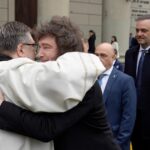 “me-parece-una-opinion-valida”:-milei-evito-confrontar-con-garcia-cueva-e-hizo-una-particular-interpetacion-de-la-parabola-del-paralitico